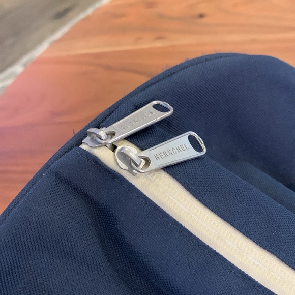 ☀️ Used Herschel Supply Company Blue and Red Duffel Bag - Picture 9 of 14